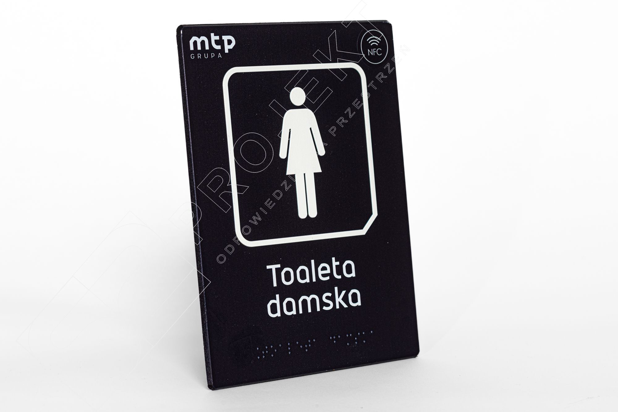 S2TP2-Tabliczki informacyjne z alfabetem Braille’a i piktogramem to kluczowe elementy informacyjne ułatwiające samodzielne poruszanie się osobom niewidomym i słabowidzącym. Zawierają wypukłe napisy, piktogramy, cyfry itp.