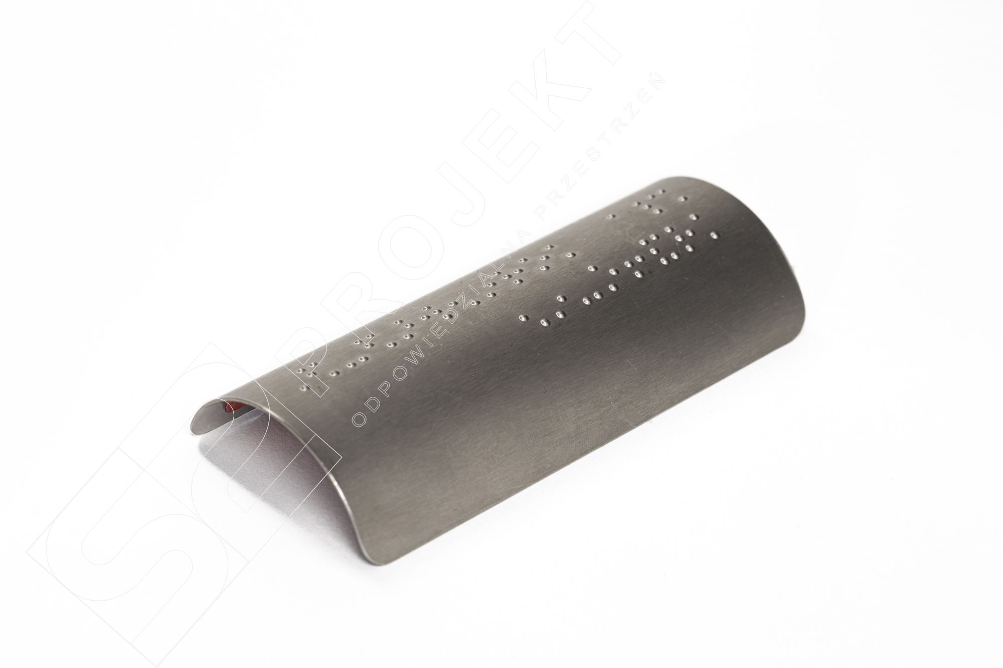 S2NP-Przeznaczone dla osób niewidomych i słabowidzących. Są to nakładki montowane na poręczach, zawierające informacje o kierunku, numerze piętra czy wyjściu ewakuacyjnym.