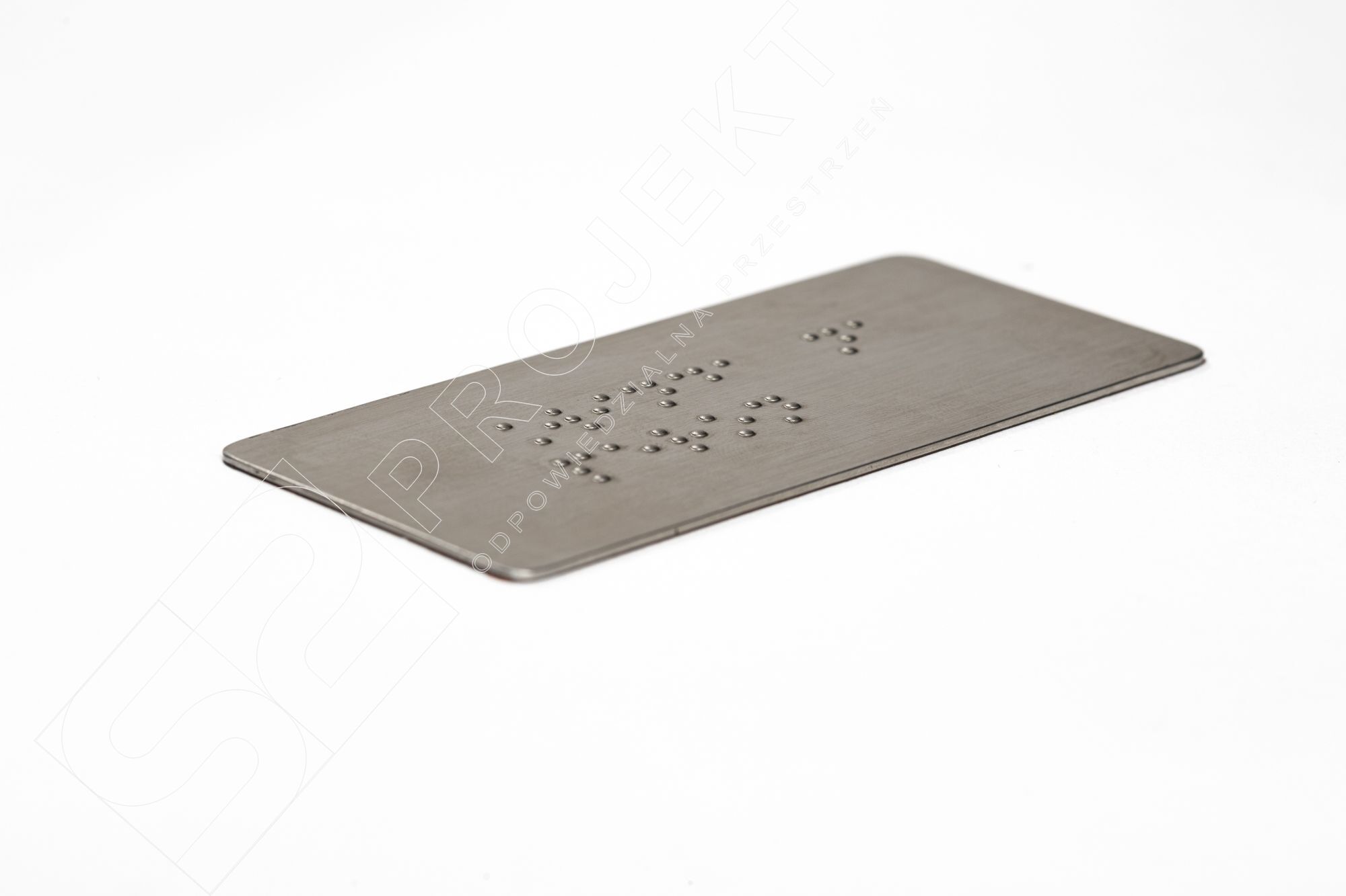 S2TS-Przeznaczone dla osób niewidomych i słabowidzących. Są to tabliczki montowane np.. na poręczach, klamkach, drzwiach, zawierające informacje o kierunku, numerze piętra czy wyjściu ewakuacyjnym. - obrazek 2